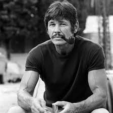Charles Bronson, một người đã trở thành biểu tượng của sự mạnh mẽ nam tính  và phong thái “lạnh lùng” đặc trưng, đã vươn lên từ hoàn cảnh khó khăn để  trở