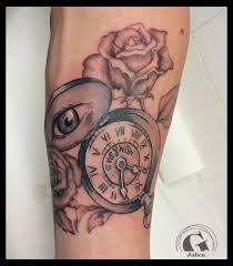 On dit que le temps est la chose la plus précieuse qu'un 6 sept. Tatouage Montre Avant Bras