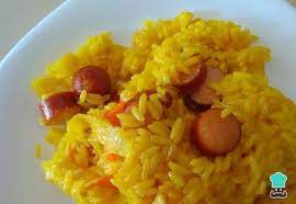 Arroz Amarillo Con Salchichas Facil Recipe Food Deli Food Yummy Shots