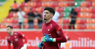 He plays for fenerbahçe in football manager 2021. Turkiye Azerbaycan Maci A Milli Takim Da Altay Bayindir Soku Oyuna Devam Edemedi Fotomac