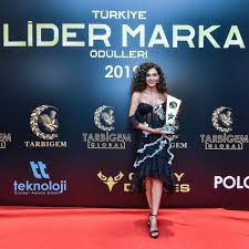 Ebru Sahin On Instagram Ilk Odul Gecemde Beni Ozel Hissettirenler Iyi Ki Varsiniz Tum Hercaidizi Ailesine Bizi Sizlerle Bulusturan Instagram Unluler Gece