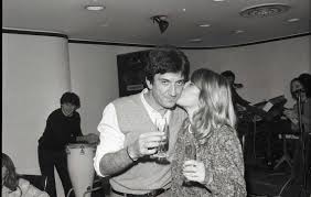 He was born in rome to romano proietti, originally from umbria, and giovanna ceci, a housewife. Gigi Proietti E Sagitta Alter 60 Anni D Amore Tra Litigi E Polpette Di Salmone La Repubblica