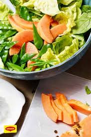 Eine Neue Raffinierte Salatkreation Aus Spinat Papaya Zuckerschoten Und Einem Dressing Mit Minze Probier S Doch Mal Aus Salat Blattsalat Lebensmittel Essen