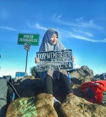 Tempat wisata ini menawarkan pemandangan dari keindahan perbukitan di sekitarnya. 5 Pendaki Cantik Indonesia Berhijab Cantiknya Bikin Adem Janganlupabahagia Com