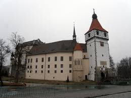 Je tu krásná princezna lada, jejíž čelo zdobí zlatá hvězda, její otec, hodný, ale poněkud povolný vladař, zlý král kazisvět, který vtrhne na hrad. Ceske Hrady A Zamky Podivejte Se Kde Se Tocily Nejznamejsi Pohadky Tn Cz