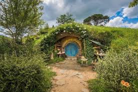 Hobbiton Is A Real Place In New Zealand This Is What It Looks Like The Hobbit Hobbit House New Zealand