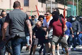 Video bello lungo sui civilissimi inglesi che prima lanciano i seggiolini in testa alla polizia e dopo scrivono sui giornali italiani barbari. Ultras A Roma Scontri Con La Polizia Arresti E Fermi Indagini In Corso