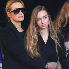Ce samedi 12 décembre, l'interprète de tu ne m'as pas laissé le temps a pourtant fait exception à cette règle sur le plateau de l'hebdo musique sur w9, en se laissant aller à quelques. Johnny Hallyday Le Message D Espoir De Sa Petite Fille Emma Smet Elle