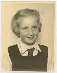 Felicity Powell yn ei gwisg ar gyfer yr ysgol, 1954