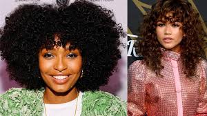 No existen cabellos problemáticos, sino cortes que facilitan el peinado y el estilo deseado. Cortes De Pelo Rizado Asi Llevaras El Corte A Capas O Shag En 2019 20