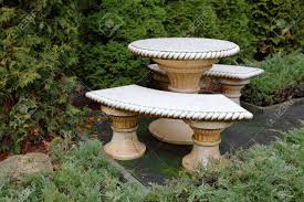 Ein echtes alleinstellungsmerkmal sind die schier endlosen kombinationsmöglichkeiten der gartenmöbel.als mehrmaliger gewinner des design awards und dank mehr als 70. Ein Steintisch Und Banke Im Garten Lizenzfreie Fotos Bilder Und Stock Fotografie Image 14640871