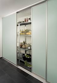 Das Inova Schiebetur System Focus Eignet Sich Beispielsweise Auch Um Stauraum In Der Kuche Oder Im Flur Z Pantry Design Small Apartment Interior Home Kitchens