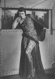 Ilse Bois As A Chicago Moll In Achtung Aufnahme At The Kadeko Http Www Cabaret Berlin Com P 346 Cabaret Glamour Fashion