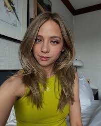 Anna Lore's Instagram, Twitter & Facebook