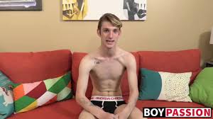 Twink angel Chris Tucker wanks off hard after interview