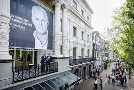 Direct na de bijeenkomst wordt de kist via de hoofdingang van het theater naar buiten gedragen. Wej1zmyqndz0wm