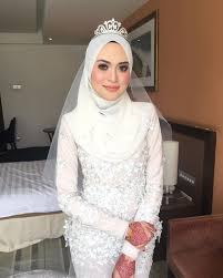 Check spelling or type a new query. 14 Inspirasi Gaun Pengantin Syar I Berwarna Putih Tampil Cantik Dengan Jilbab Lebar Kenapa Tidak