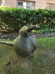 Tiny big ball rat statue : r/mildlyinteresting