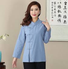 Mulai dari berbagai atasan seperti kaos, kemeja, blouse, hingga jaket semua ada versi batiknya. Desain Baju Atasan Wanita Desain Baju