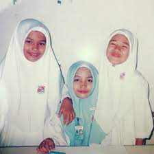 Been writing since 2009 on facebook notes, now upgraded being a content writer and editor in kamini, bacaterus, keluyuran and carisinyal. Hanya Kerana Bibir Joy Revfa Sering Kena Tegur Guru Sekolah Nona