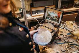 Pour une meilleure visibilité, notre vide grenier permanent se présente comme un véritable magasin d'occasions avec différents espaces dédiés. Pourquoi La Vente D Objets D Occasion A Le Vent En Poupe Catawiki