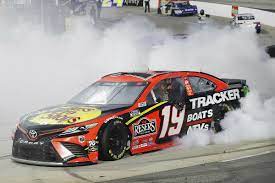 It's nascar race day in martinsville, va, and we've got some essential information you need to get ready for monday's stp 500 after the monster energy nascar cup series race was postponed sunday. Nascar 2021 Martinsville Martin Truex Holt 2 Saisonsieg