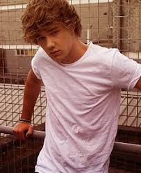 Whats Up With Him And Smoldering Doesn T He Know It Freakin Kills Me Liam Payne One Direction Singers Curly Hair Men