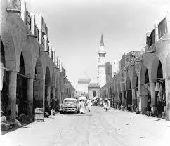 المدينة المنورة نادرة النوادر المدينة المنورة عام 1370هـ الموافق 1950م شارع العينية ومدخل باب السلام In 2020 Beautiful Mosques Madina Mosque