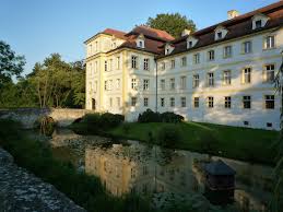 Das schloss selbst wurde auf alte fundamente gebaut, welches aus eichenpfählen errichtet wurde. Im Schlosshof Kofering Mapio Net