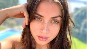 Открыть страницу «ana de armas» на facebook. Ana De Armas Dares With A Bob Cut To Welcome 2021 En24 News