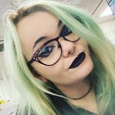 Robyn Parlett's Instagram, Twitter & Facebook