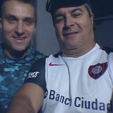 Con Daniel Fava periodista deportivo y con un regalo hermoso la camiseta  del cuervo gracias me encantó