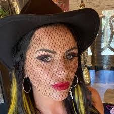 Emma Holt's Instagram, Twitter & Facebook