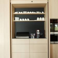 Modernes Kuchendesign Von Elbau Mit Ursprunglichen Flair Chromstahl Und Linoleumflachen Als Stim Mit Bildern Kuche Nach Mass Moderne Kuchendesigns Kuchen Design
