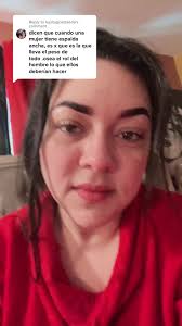 Mujer Con Espalda Ancha Esperando Al Novio En Boda