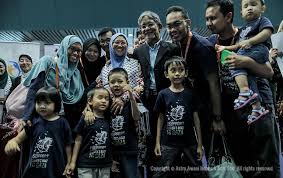 Dia juga memperoleh frcog dari inggris pada tahun 2003. Dr Fauziah Hasan Home Safe Womens Boat To Gaza Dr Fauziah Receives Heros Welcome Foto Astro Awani
