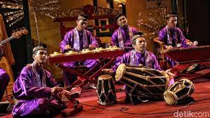 Alat musik ini merupakan alat musik perpaduan antara gamelan, musik barat dengan nada dasar pentasionis bercorak tionghoa. 8 Alat Musik Betawi Dipengaruhi China Sampai Arab