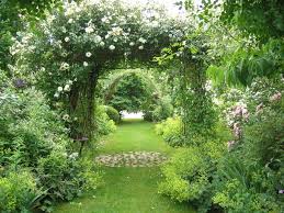 Le Jardin De Chantal Et Alain Sologne Album Photos Mon Jardin De Roses Anciennes Beaux Jardins Jardins Champetres Arche Jardin