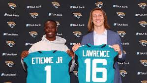 17 hours ago · ﻿travis etienne﻿ was seen limping on the sideline during monday night's preseason affair between the jaguars and saints. Trevor Lawrence And Travis Etienne Introduced In Jacksonville