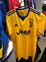 Et si le maillot mythique de la juventus turin, habituellement en rayé noir et blanc, changeait totalement de registre? Officiel Nouveaux Maillots De Foot De La Juventus 2018