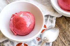 La Recette Du Sorbet A La Rhubarbe Fait Maison Que Vous Pouvez Realiser Avec Desserts Gateaux Recettes Avec Rhubarbe Recette Sorbet Yogourt Glace Fait Maison