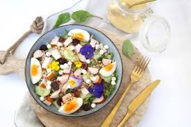 Doe de couscous in een pan of kom. Couscous Salade Met Gerookte Kip Druiven En Geitenkaas