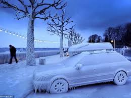 Alle fotos und bilder werden ständig aktualisiert. Un Hombre Camina Junto A Un Coche Cubierto De Hielo En El Paseo Maritimo Del Lago Ginebra En La Ciudad De Versoix E Bilder Erstaunliche Fotos Europa Im Winter