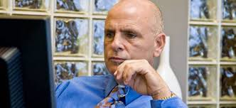 VOUS N'AVEZ PAS BESOIN D'ENFONCER UN COUTEAU DANS LE DOS D'UN HOMME POUR LE  TUER, VOUS POUVEZ GÂCHER SA RÉPUTATION, ET LE TUER, DÉTRUIRE SON INFLUENCE.  E-347 Voyez-vous donc cette loi légaliste?