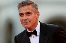 كانت بدايته في السينما عندما التقى بالمخرج يوسف شاهين الذي علم بقصة حبه للتمثيل، وقدمه في دور البطولة أمام فاتن حمامة في فيلم صراع في الوادي الذي لقي الكثير من الجماهيرية، ما جعل عمر الشريف وفاتن حمامة ثنائي لا يفترق. ÙÙŠ Ø¹ÙŠØ¯ Ù…ÙŠÙ„Ø§Ø¯ Ø¬ÙˆØ±Ø¬ ÙƒÙ„ÙˆÙ†ÙŠ Ø¹Ù…Ù„ ÙÙŠ Ø­Ù‚ÙˆÙ„ Ø§Ù„ØªØ¨Øº Ù‚Ø¨Ù„ Ø§Ù„Ø´Ù‡Ø±Ø© ÙˆÙŠØ­ØªÙØ¸ Ø¨Ø®Ù†Ø²ÙŠØ± ÙÙŠ ØºØ±ÙØªÙ‡ Ù„Ù‡Ø°Ø§ Ø§Ù„Ø³Ø¨Ø¨ Ø®Ø¨Ø± ÙÙŠ Ø§Ù„ÙÙ†