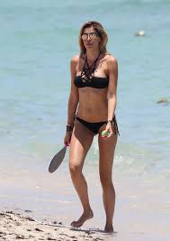 Aida yespica mostra off Il suo sudato Bikini corpo a il Spiaggia a XXX porno  foto