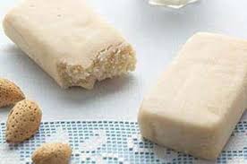 La pasta di mandorle è apprezzatissima in tutta italia, ma è tipica delle regioni del sud, come sicilia e puglia. Panetti Di Pasta Di Mandorla Pasta Di Mandorle Cibo E Vino Mandorle