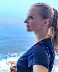 Jennifer Hopp's Instagram, Twitter & Facebook