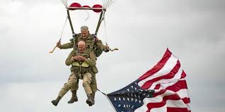 Mais la patrouille de france a survolé les plages en hommes aux morts pour la france. 6 Juin 1944 A 97 Ans Un Veteran Americain Saute En Parachute Video 75e Anniversaire Du Debarquement Du 6 Juin 1944 Le Telegramme