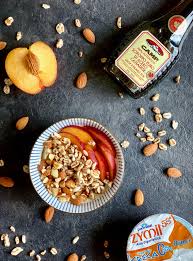 Sciacquate delicatamente i lamponi e i mirtilli e asciugateli con carta da cucina. Idee Per Una Colazione Sana E Nutriente Bowl Di Yogurt Con Frutta Fresca